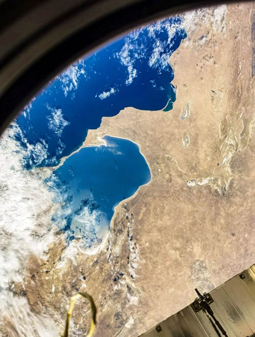 Foto tomada por el astronauta chino Liu Boming muestra el mar Caspio, el cuerpo de agua interior más grande del mundo. (Foto proporcionada por la Oficina de Ingeniería Espacial Tripulada de China)