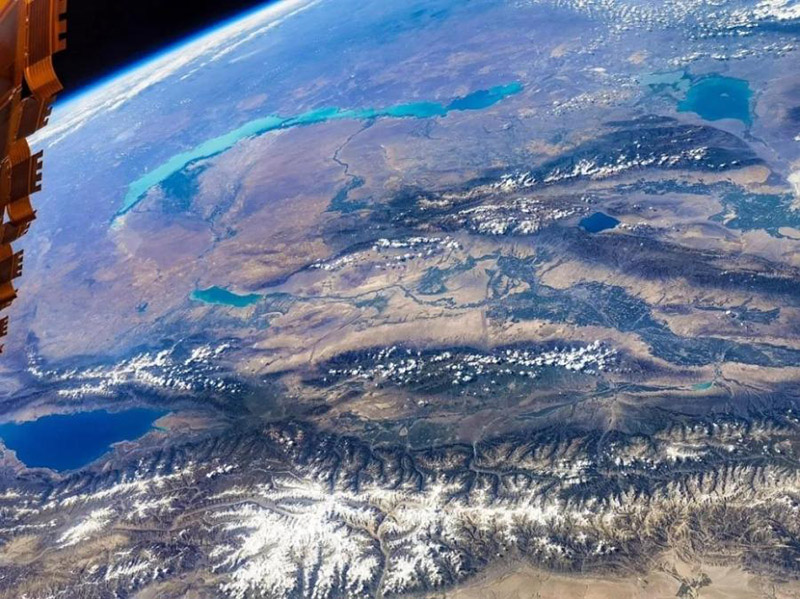 Foto tomada por el astronauta chino Liu Boming muestra el lago Balkhash, uno de los lagos más grandes de Asia. (Foto proporcionada por la Oficina de Ingeniería Espacial Tripulada de China)