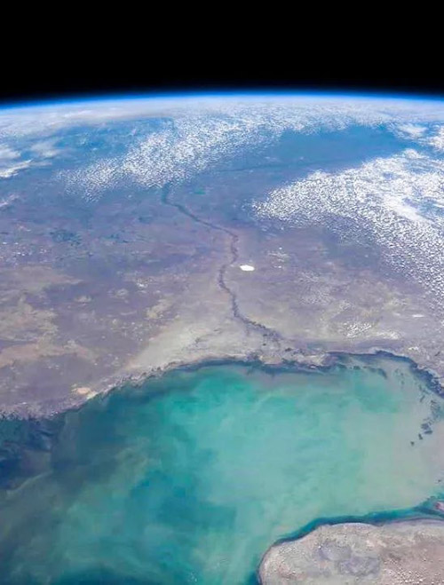Foto capturada por la tripulación del Shenzhou-9 de China muestra el mar Caspio, el cuerpo de agua interior más grande del mundo. (Foto proporcionada por la Oficina de Ingeniería Espacial Tripulada de China)