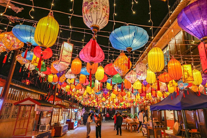 El 5 de mayo de 2021, la antigua ciudad de Guansheng en el distrito Fancheng de la ciudad de Xiangyang, en la provincia de Hubei, en el centro de China, se iluminó por la noche, atrayendo a muchos lugareños y turistas. (Yang Dong / Pueblo en Línea)