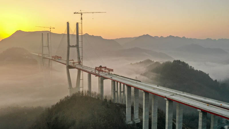 Foto aérea tomada el 18 de enero de 2021 muestra el puente Yunwu en el condado Guiding, provincia de Guizhou, en el suroeste de China. (Xinhua / Yang Wenbin)