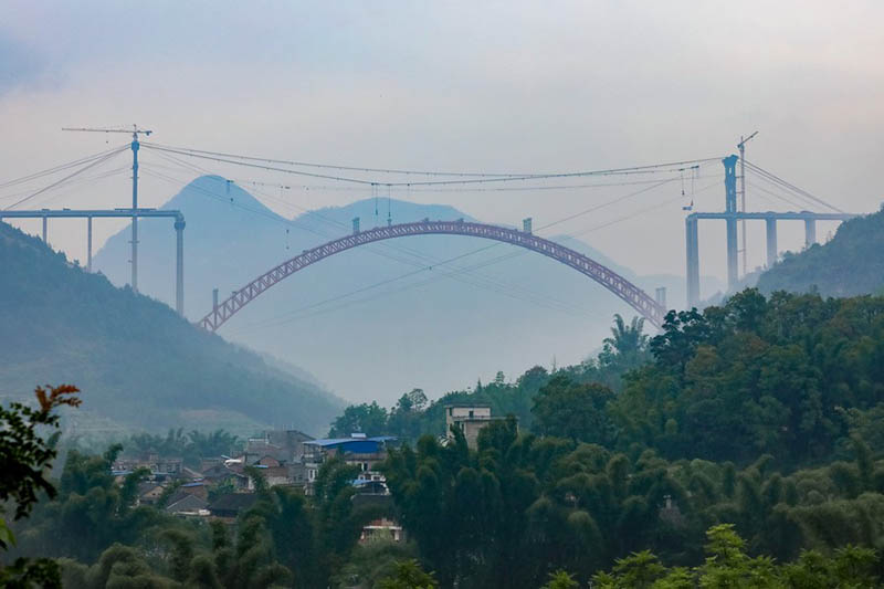 Foto tomada el 12 de septiembre de 2018 muestra el puente Daxiaojing en construcción en el condado Luodian, provincia de Guizhou, en el suroeste de China. (Xinhua / Liu Xu)