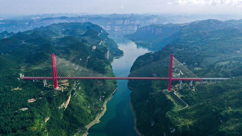 Foto aérea tomada el 23 de julio de 2021 muestra el puente Yachihe de la carretera Guiyang-Qianxi en la provincia de Guizhou, en el suroeste de China. (Xinhua / Yang Wenbin)