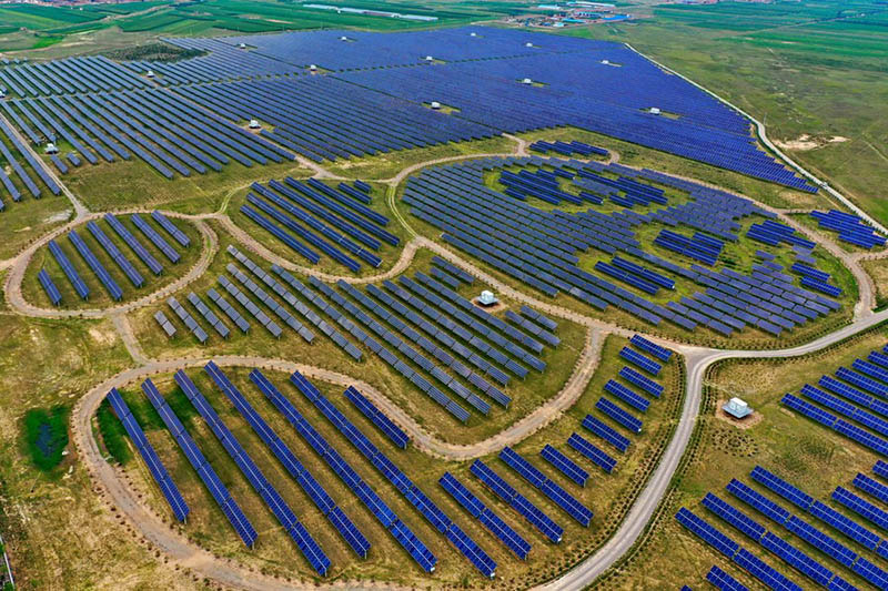 Foto aérea tomada el 3 de agosto de 2021 muestra una central fotovoltaica en el distrito de Yunzhou de la ciudad de Datong, en la provincia de Shanxi, en el norte de China. (Xinhua / Cao Yang)