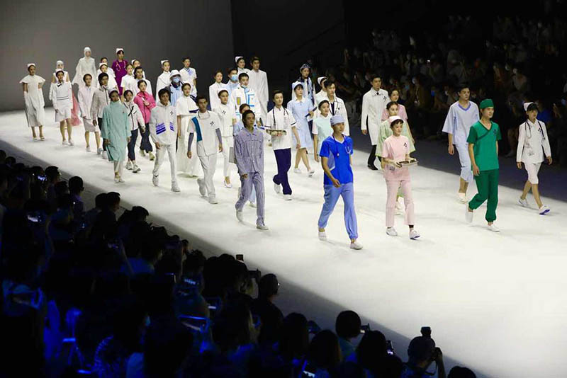 La Semana de la Moda de China rinde homenaje a los trabajadores médicos en la pasarela
