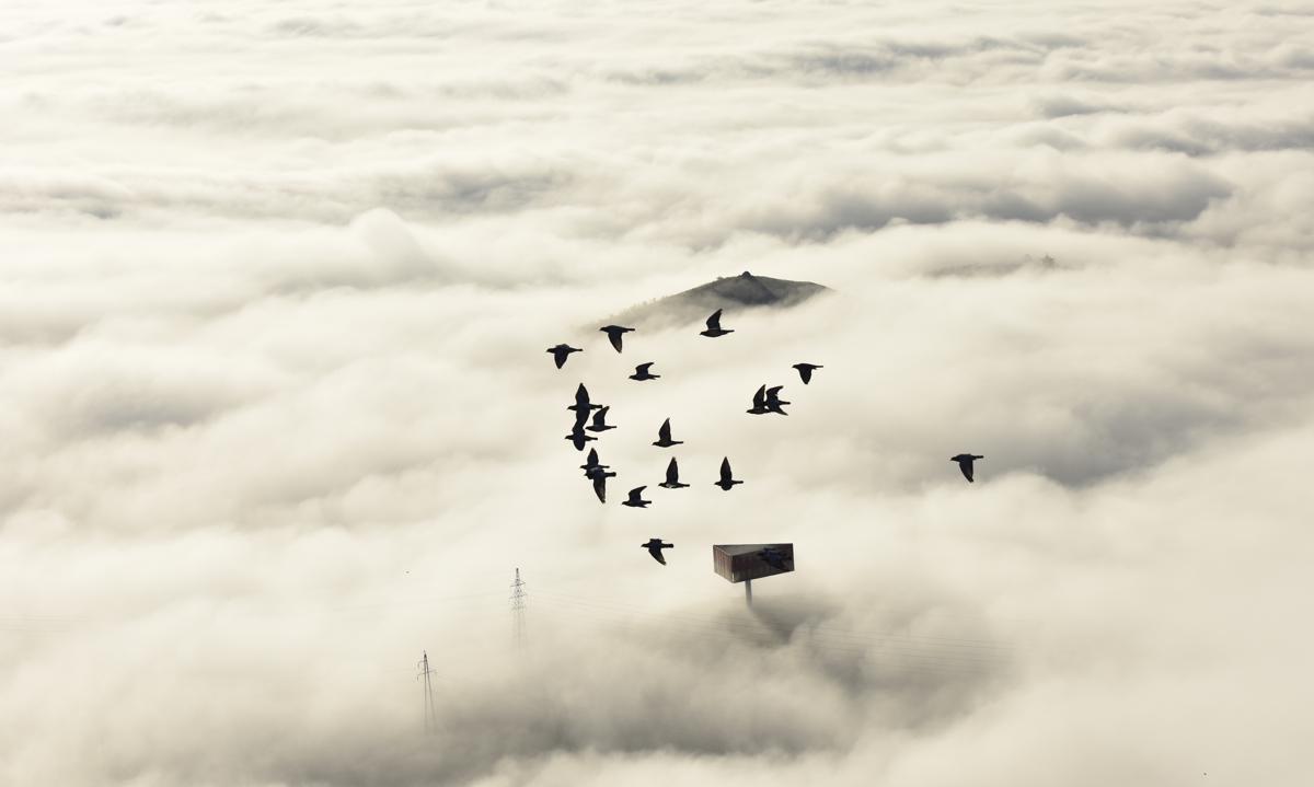 Las montañas en Ar Horchqin, en la región autónoma de Mongolia Interior, envueltas en nubes y niebla a principios de otoño. [Foto / chinadaily.com.cn]