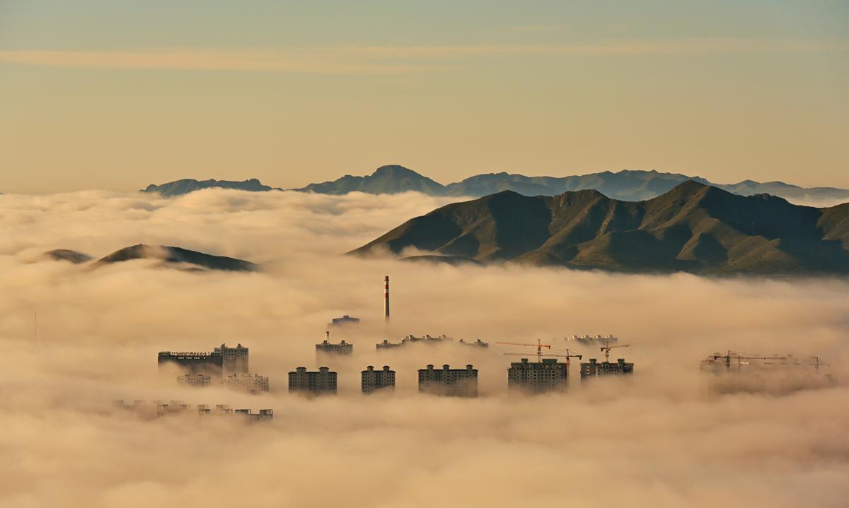 Las montañas en Ar Horchqin, en la región autónoma de Mongolia Interior, envueltas en nubes y niebla a principios de otoño. [Foto / chinadaily.com.cn]