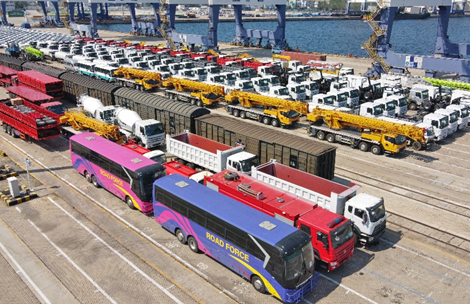 El 13 de septiembre de 2021, en el puerto de Yantai en Shandong (este de China), los automóviles se cargan en los barcos antes de ser exportados. Tang Ke / Pueblo en Línea