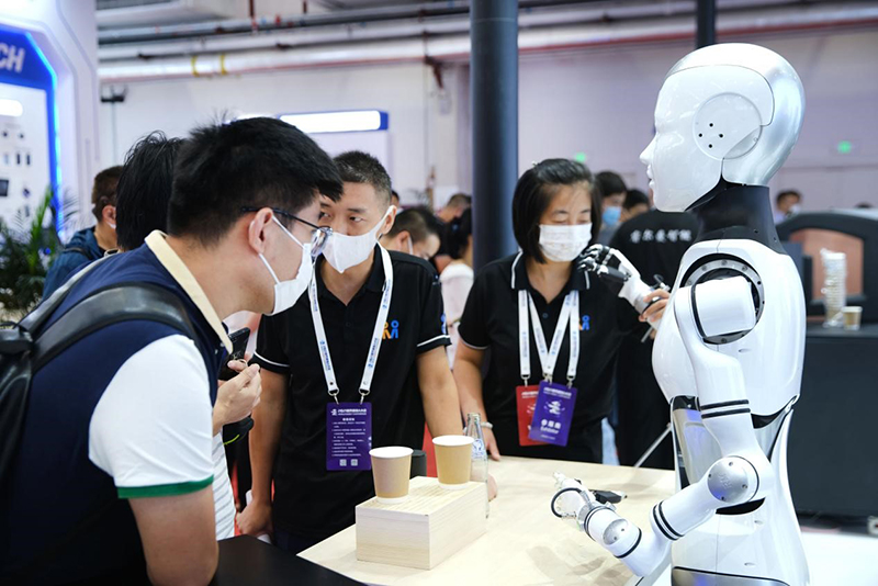 El 12 de septiembre de 2021, la foto muestra a los visitantes de la Conferencia Internacional de Robótica 2021 en Beijing. (Guo Junfeng / Pueblo en Línea)