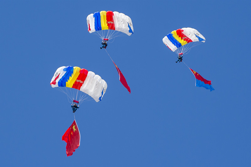 China celebra el 71º aniversario de la fundación de las fuerzas paracaidistas chinas