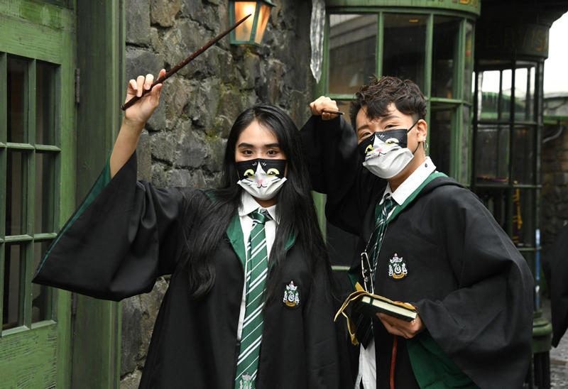 Los turistas visitan el Mundo Mágico de Harry Potter en el Universal Beijing Resort en Beijing, el 20 de septiembre de 2021. El Universal Beijing Resort, actualmente el más grande en escala en todo el mundo, abrió al público el lunes. [Foto: Xinhua]