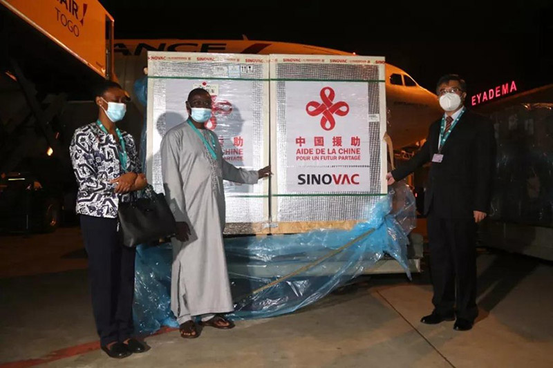 El 20 de agosto de 2021, llegó a Lomé, la capital de Togo, el segundo lote de vacunas contra el COVID-19 enviado por China. Foto cortesía de la Embajada de China en Togo.
