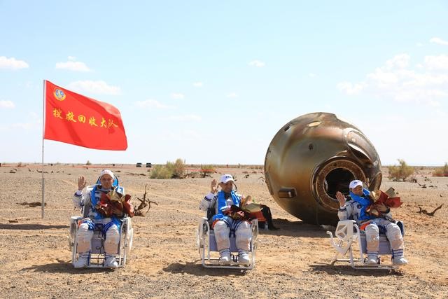 El 17 de septiembre de 2021, la cápsula de retorno de la nave espacial tripulada Shenzhou-12 aterrizó en el lugar de aterrizaje de Dongfeng en la región autónoma de Mongolia Interior, en el norte de China. Los astronautas chinos Nie Haisheng (centro), Liu Boming (derecha) y Tang Hongbo salieron de la cápsula de forma segura. (Ju Zhenhua / Xinhua)