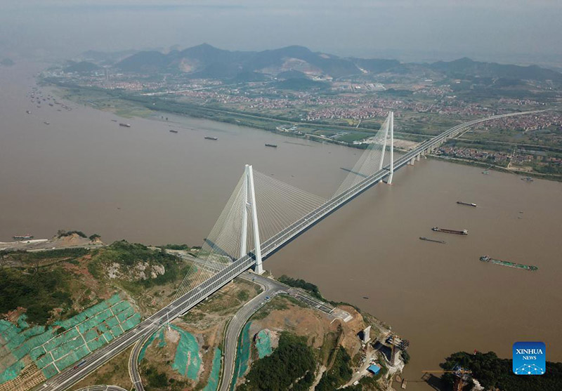 Abren al tráfico dos nuevos puentes sobre el río Yangtze 
