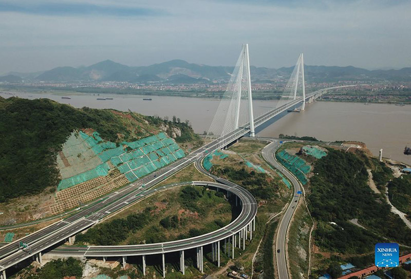 Abren al tráfico dos nuevos puentes sobre el río Yangtze 