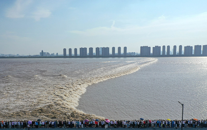 Los visitantes presencian el macareo más grande del mundo en el río Qiantang