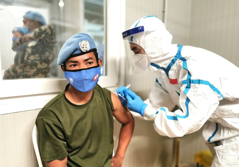 El 17 de mayo de 2021, el personal del equipo médico de mantenimiento de la paz chino en el Líbano inoculó a los oficiales y soldados de la FPNUL (Fuerza Provisional de las Naciones Unidas para el Líbano) con la vacuna contra el COVID-19. Jia Fangwen / Pueblo en Línea
