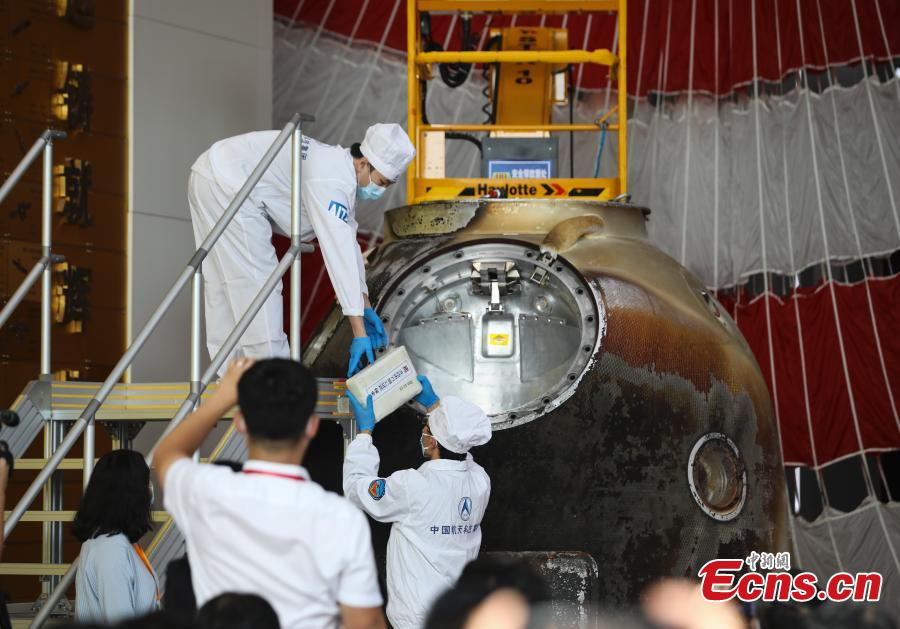 Extracción de los artículos de la cápsula de retorno de la nave espacial Shenzhou-12 en una ceremonia en Beijing, 27 de septiembre del 2021. (Foto: Servicio de Noticias de China/ Zhao Jun)