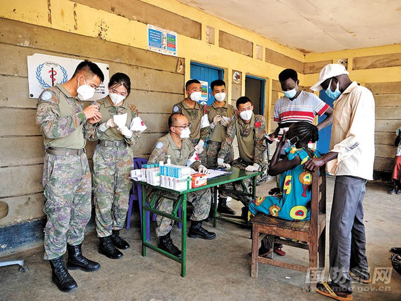 El 21 de junio de 2021, el séptimo grupo del batallón de infantería de mantenimiento de la paz de China en Sudán del Sur (Juba) llegó al centro médico de salud para realizar consultas gratuitas durante la misión de patrulla. Se diagnosticó y trató a 25 pacientes, y se distribuyó 21 tipos de medicamentos. Foto de He Penggang