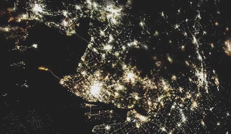 Foto tomada por el astronauta Tang Hongbo, muestra una impresionante vista de miles de luces en Huludao, una ciudad portuaria en el noreste de China, en la provincia de Liaoning, en el noreste de China. (Foto cortesía del CMESO)