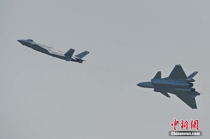 Los cazas furtivos J-20 de China con motores fabricados en el país debutan en el Salón Aeronáutico de China 2021