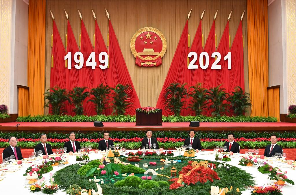 BEIJING, 30 septiembre, 2021 (Xinhua) -- Los líderes del Partido Comunista de China y del Estado Xi Jinping, Li Keqiang, Li Zhanshu, Wang Yang, Wang Huning, Zhao Leji, Han Zheng y Wang Qishan, asisten a una recepción para celebrar el 72º aniversario de la fundación de la República Popular China junto a cerca de 500 invitados nacionales y extranjeros, en Beijing, capital de China, el 30 de septiembre de 2021. El Consejo de Estado de China celebró el jueves una recepción en el Gran Palacio del Pueblo en Beijing. (Xinhua/Xie Huanchi)