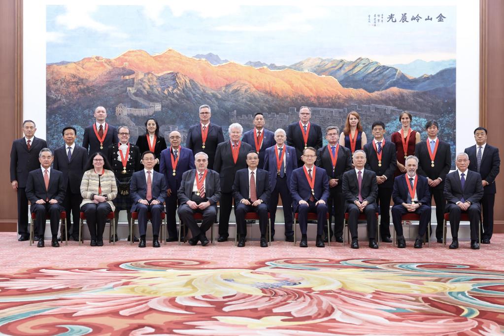 BEIJING, 30 septiembre, 2021 (Xinhua) -- El primer ministro chino, Li Keqiang, se reúne con expertos extranjeros que recibieron el Premio de la Amistad en 2020 y 2021, otorgado anualmente por el Gobierno chino para honrar a expertos extranjeros destacados en China, en el Gran Palacio del Pueblo, en Beijing, capital de China, el 30 de septiembre de 2021. El viceprimer ministro Han Zheng también asistió al evento. (Xinhua/Liu Bin)
