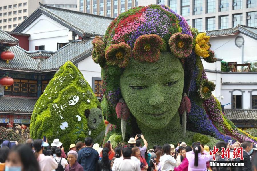 Vívidas esculturas saludan en Kunming la reunión ONU sobre biodiversidad