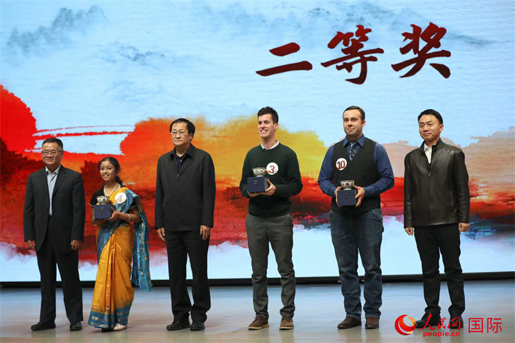 Nath Deborshmi, de la India, Guillermo Puig, de Argentina y Jacob Steele Ellis, de EE.UU. lograron el segundo premio del concurso "Los caracteres chinos y yo" 2021.