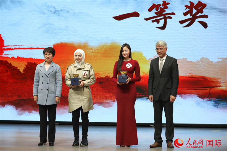 Fajer Kseibi, de Siria, y Dana Dyussembayeva, de Kazajstán, lograron el primer premio del concurso "Los caracteres chinos y yo" 2021.