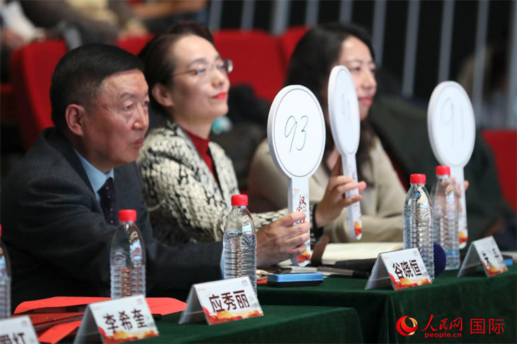 El jurado ofrece su puntuación durante el concurso "Los caracteres chinos y yo" 2021.