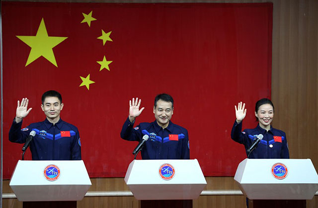 El 14 de octubre, los tres astronautas Zhai Zhigang (centro), Wang Yaping (derecha) y Ye Guangfu, quienes forman la tripulación de la misión tripulada Shenzhou XIII, se reunieron con reporteros de medios chinos y extranjeros en el Centro de Lanzamiento de Satélites de Jiuquan y respondieron a las preguntas de los reporteros. Liu Huaiyu / Pueblo en Línea