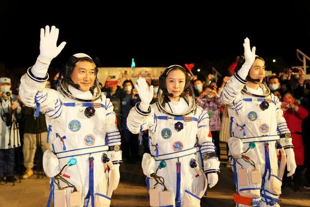 En la noche del 15 de octubre, la ceremonia de partida de los astronautas de la misión tripulada Shenzhou XIII se llevó a cabo en la Plaza del Pabellón Wentian del Centro de Lanzamiento de Satélites de Jiuquan. Zhai Zhigang (izquierda), Wang Yaping (centro) y Ye Guangfu (derecha) están a punto de comenzar una misión de vuelo de seis meses. Por Li Gang, Agencia de Noticias Xinhua.