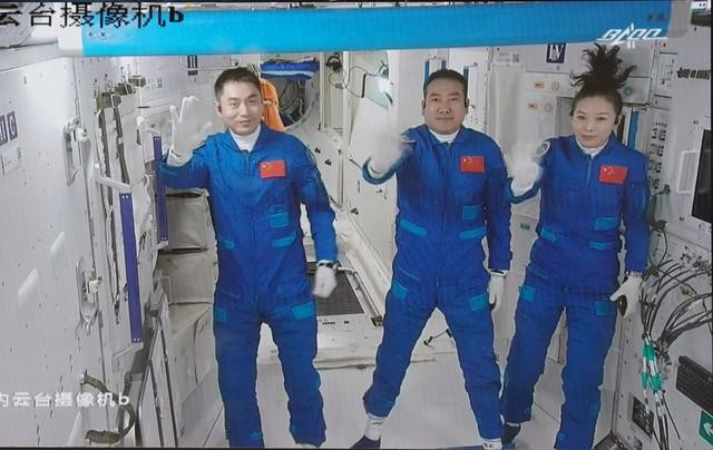 Los astronautas Zhai Zhigang (centro), Wang Yaping (derecha) y Ye Guangfu (izquierda), estacionados en el módulo central Tianhe, conectaron con el Centro de Control de Vuelo Aeroespacial de Beijing el 16 de octubre y saludaron a la gente de todo el país. Por Tian Dingyu, Agencia de Noticias Xinhua. 