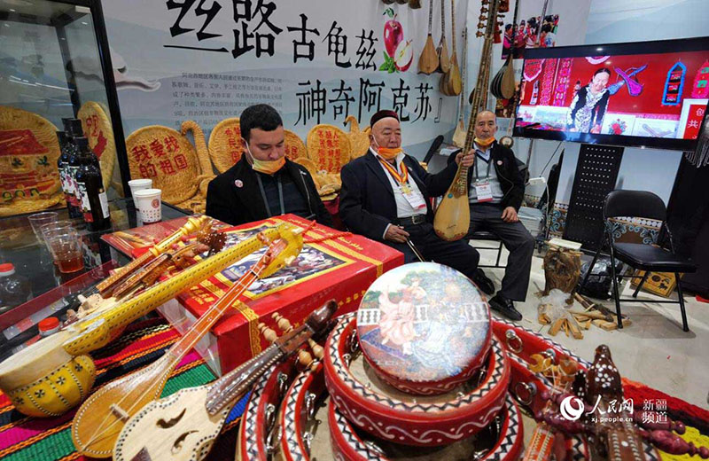 Tesoros intangibles de 19 provincias y ciudades muestran el encanto de la cultura tradicional de Xinjiang
