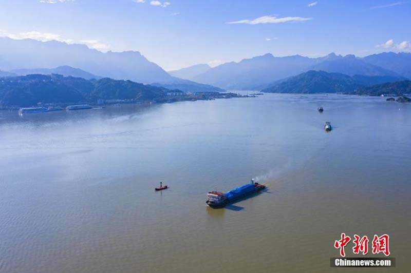 La navegación a lo largo del embalse de las Tres Gargantas mejora con el aumento del nivel del agua, el 19 de octubre de 2021 (Foto: China News Service / Nie Shuang).