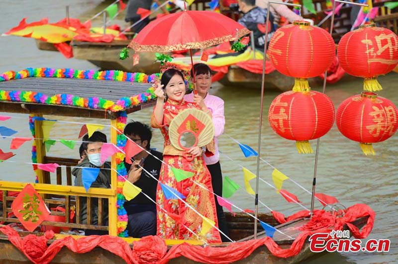 Barco nupcial, decorado con adornos florales, navega por un río de la aldea Nanao, distrito Doumen, Zhuhai, provincia de Guangdong, 24 de octubre del 2021. (Foto: Servicio de Noticias de China/ Chen Jimin)