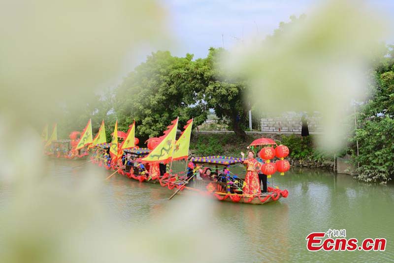 Barco nupcial, decorado con adornos florales, navega por un río de la aldea Nan'ao, distrito Doumen, Zhuhai, provincia de Guangdong, 24 de octubre del 2021. (Foto: Servicio de Noticias de China/ Chen Jimin)