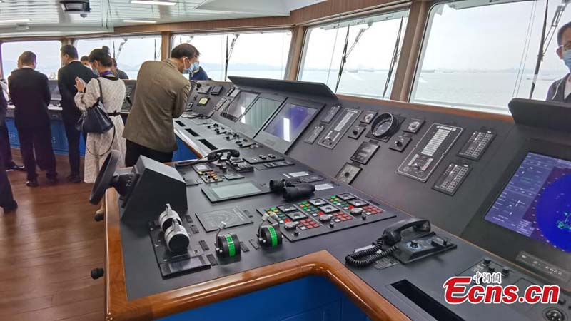 El buque Haixun 09 de la patrulla marítima atraca en un muelle de Guangzhou, provincia de Guangdong, 23 de octubre del 2021. (Foto: Servicios de Noticias de China/ Guo Jun)