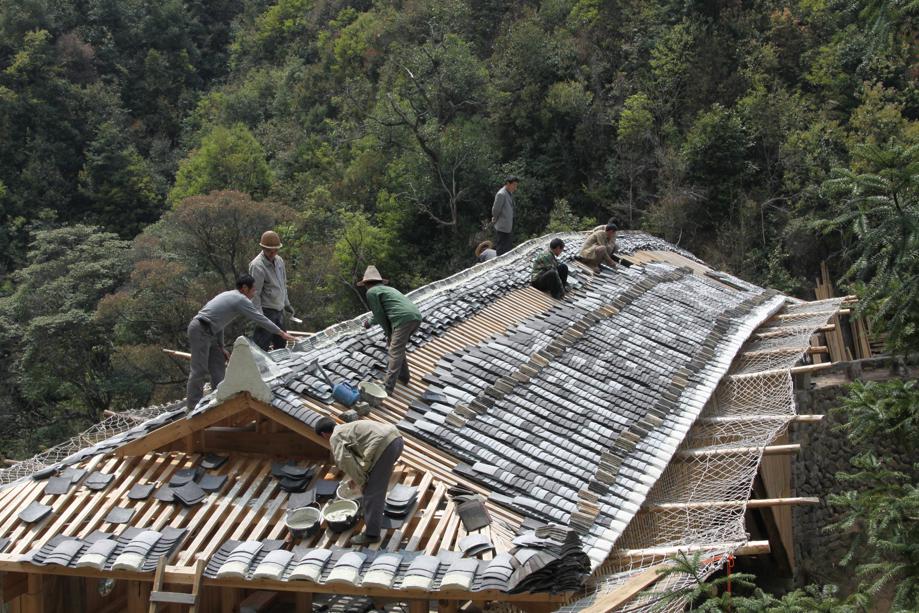 En la técnica del puente chino de madera en forma de arco solamente se utiliza mortaja y espigas, sin clavos ni pegamentos. Gracias a su singular construcción, este tipo de puente puede mantenerse en pie durante cientos de años. [Foto: Ye Yingyang/China Daily]