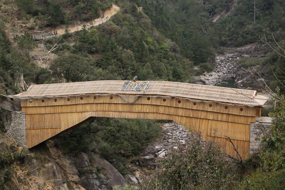 En la técnica del puente chino de madera en forma de arco solamente se utiliza mortaja y espigas, sin clavos ni pegamentos. Gracias a su singular construcción, este tipo de puente puede mantenerse en pie durante cientos de años. [Foto: Ye Yingyang/China Daily]