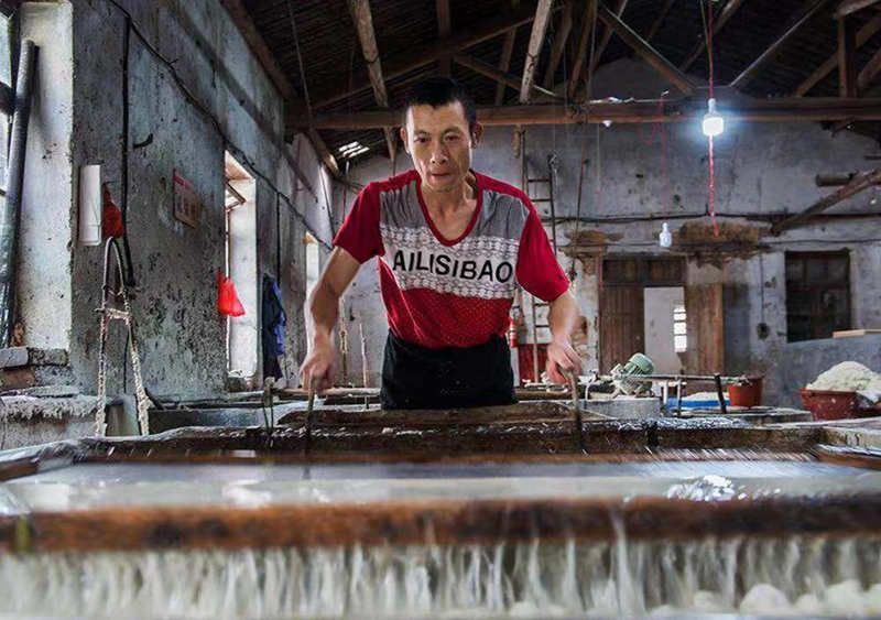 Fujian sigue fabricando a mano el tradicional papel chino de bambú