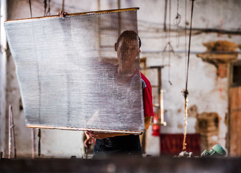 Fujian sigue fabricando a mano el tradicional papel chino de bambú