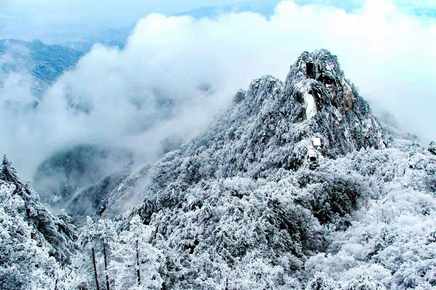 Montaña Yaoshan cubierta de nieve en Henan: una imagen de cuento de hadas