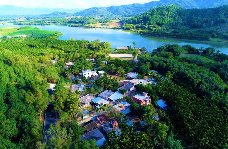 La foto muestra alojamientos rurales de estancias compartidas en la aldea de Zhongshou, condado autónomo Li de Ledong, provincia de Hainan. (Foto cortesía del Departamento de Publicidad del Condado Autónomo Li de Ledong)