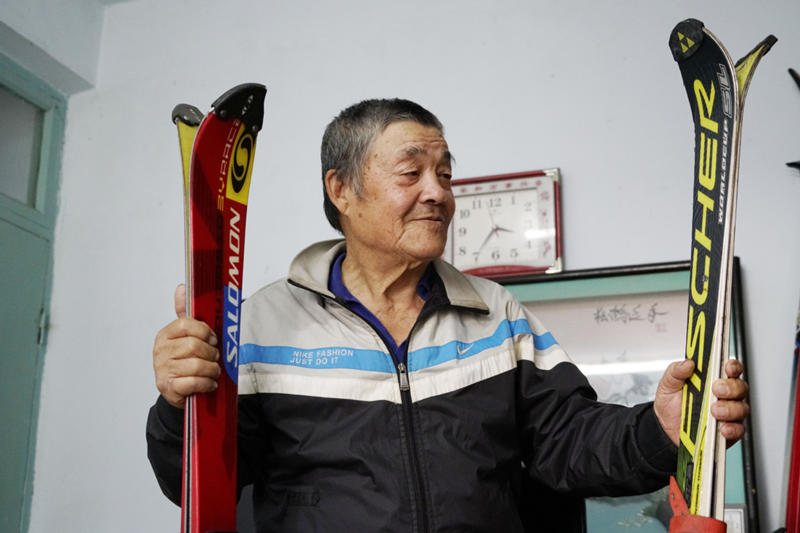 Han Tongyuan enseña los esquís que guarda en su casa de Jilin. [Foto: Zhang Yichi/ China Daily]