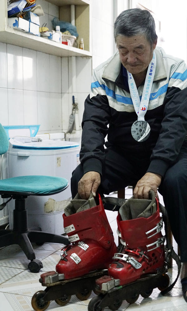 Han Tongyuan enseña los patines que guarda en su casa de Jilin. [Foto: Zhang Yichi/ China Daily]