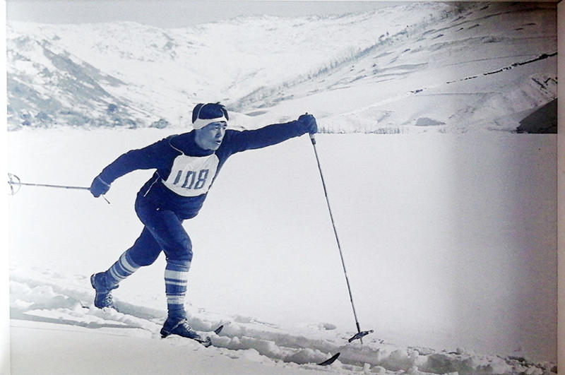 Una vieja foto muestra al joven Han Tongyuan esquiando. [Foto: proporcionada a China Daily]