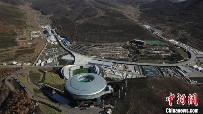 La foto muestra el Centro Nacional de Biatlón (izquierda) y el Centro Nacional de Cross-Country (derecha) conectados por un sendero en forma de anillo en el distrito Chongli, ciudad de Zhangjiakou, provincia de Hebei, en el norte de China, el 1 de noviembre de 2021 (Foto: China News Service / Zhai Yujia)