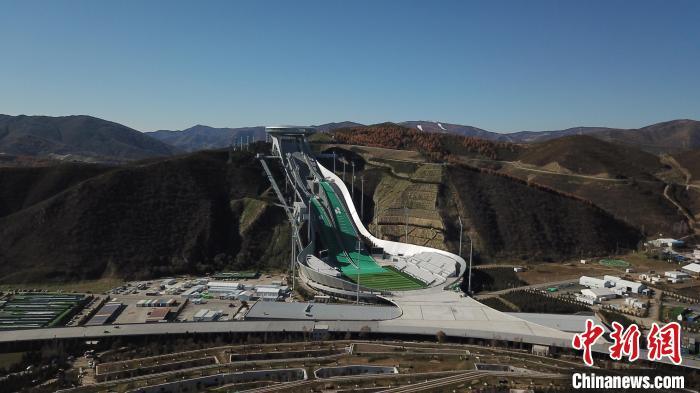La foto muestra el Centro Nacional de Saltos de Esquí en el distrito Chongli, ciudad de Zhangjiakou, provincia de Hebei, en el norte de China, el 1 de noviembre de 2021. (Foto: China News Service / Zhai Yujia)